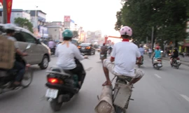 'Siêu xe' chở "bom nổ chậm" trên phố