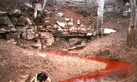 Thuốc nhuộm Rhodamine được bơm xuống suối để theo dõi dòng chảy của nước xuyên qua hang động karst. Nguồn: Water.usgs.gov