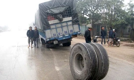 Hoảng hồn xe tải đang chạy bỗng rơi bánh