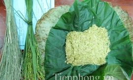 Cốm Vòng làm mộc - không nhuộm phẩm màu vẫn được nhiều người ưa chuộng. Ảnh: Tuấn Nguyễn