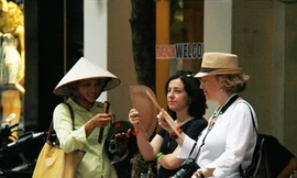 Hàng rong chèo kéo du khách ở phố Cổ. Ảnh: Trường Phong