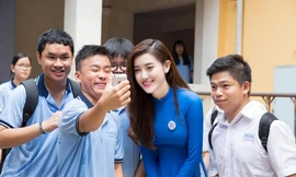 Huyền My nhí nhảnh giữa 'vòng vây' của các em học sinh