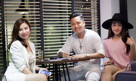 Tuấn Hưng bảnh bao bên hai hotgirl Hạnh Sino và Emily.