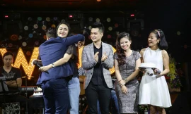 Đinh Mạnh Ninh ôm chặt Vũ Hạnh Nguyên trong tiệc sinh nhật