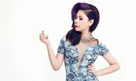 Thanh Thảo khoe vòng một sexy với váy họa tiết da rắn