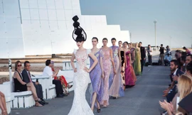 Mãn nhãn với show diễn 'khủng' của siêu mẫu gốc Việt