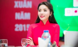 Hoa hậu Kỳ Duyên mặc áo dài hồng dịu dàng dự tiệc cuối năm