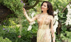 Giáng My duyên dáng với áo dài trên đất Thái