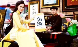 Người đẹp Tố Uyên dạo phố ông đồ xin chữ đầu năm