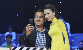 Cẩm Ly nhí nhảnh 'tự sướng' cùng Quyền Linh ở hậu trường