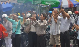 Người dân thả chim phóng sanh trong ngày lễ Vu Lan báo hiếu.