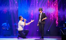 Vũ Cát Tường ngượng ngùng vì Sỹ Luân quỳ gối khi song ca