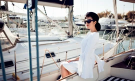 Lý Nhã Kỳ khoe dáng trên du thuyền hạng sang