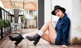 Vũ Ngọc Anh khoe chân dài với quần short siêu ngắn