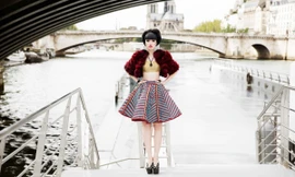 Jessica Minh Anh làm sàn catwalk hoành tráng trên sông Seine