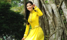 Á hậu Diễm Trang thướt tha trong áo dài vàng rực