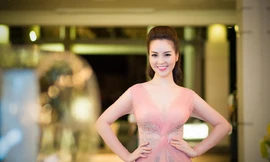 Á hậu Thụy Vân khoe đường cong hoàn hảo