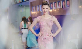 Hồng Quế khoe dáng nóng bỏng với váy ren xuyên thấu