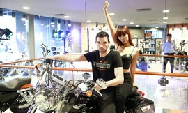 Hà Anh khoe vòng 1 nóng bỏng trên mô-tô 'khủng'