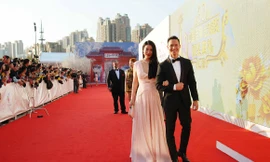 Trương Ngọc Ánh - Kim Lý tình tứ trên thảm đỏ ở Trung Quốc