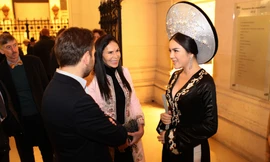 Lý Nhã Kỳ mặc áo dài hội ngộ tỷ phú Li Băng ở Paris