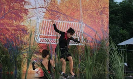 Thí sinh Next Top Model rơi xuống hồ nước khi chụp ảnh