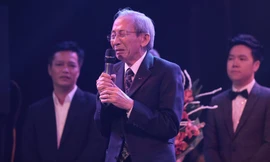 Nguyễn Ánh 9 khóc không ngừng trong liveshow cuối