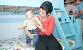 Thái Thùy Linh đưa con trai 4 tháng tuổi đi dự event