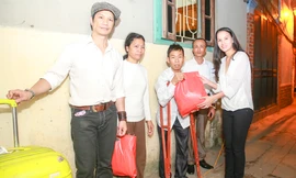 Vợ chồng Dustin Nguyễn đi thăm xóm chạy thận ở thủ đô