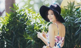 Lan Phương khoe lưng trần, chân thon nuột nà trên phố