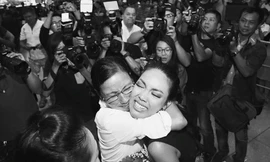 Lan Khuê òa khóc khi được mẹ ra sân bay đón.