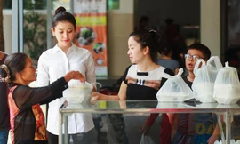 Huyền My cùng mẹ và em trai đi phát cơm từ thiện