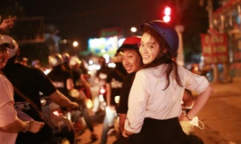 Thuỷ Top đi xe máy cùng fan phát cơm cho người nghèo