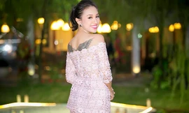 Vân Hugo mặc váy ren khoe hình xăm lớn trên lưng