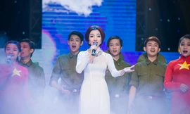 Phạm Thu Hà áo dài trắng muốt hát nhạc cách mạng