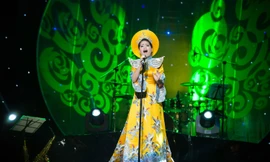 Anh Thơ mặc áo dài lên đến cả tỷ đồng trong liveshow cá nhân đầu tiên.