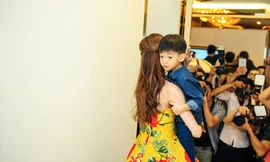 Hà Hồ được bố và con trai 'tháp tùng' đi biểu diễn