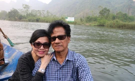 Chế Linh và vợ tình cảm khi đi vãn cảnh chùa Hương.