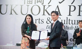 NTK Minh Hạnh nhận giải thưởng Fukuoka 2015