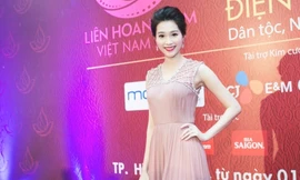 Hoa hậu Thu Thảo lộng lẫy váy hồng trên thảm đỏ Liên hoan phim