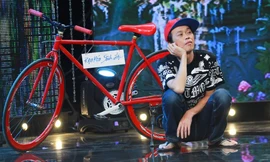 Hoài Linh mặc đồ Hip-hop sành điệu đi bán kẹo kéo 