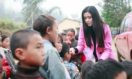 Nguyễn Thị Loan tặng quà trẻ em nghèo vùng cao 