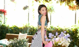 Người đẹp xuất hiện trong một chương trình talk show của một đài truyền hình với bộ đầm ngắn khoe chân thon của Valentino mùa mới nhất, hoạ tiết mang hơi thở cổ điển, và đang là những thiết kế hot nhất hè này của thương hiệu.