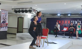 Thí sinh Next Top Model bế thốc Thanh Hằng trên sân khấu