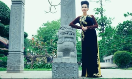 'Người đàn bà không tuổi' duyên dáng với áo dài xuân