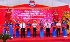 Lãnh đạo cắt băng.