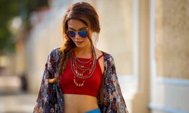 Mâu Thủy khoe da nâu, eo thon nóng bỏng trên phố