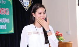 Phạm Hương bật khóc khi về thăm trường cũ