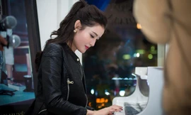 Huyền My đánh đàn piano tặng fan vào ngày sinh nhật