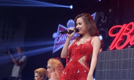 Hoàng Thùy Linh mặc váy tua rua nhảy 'sung' bên DJ